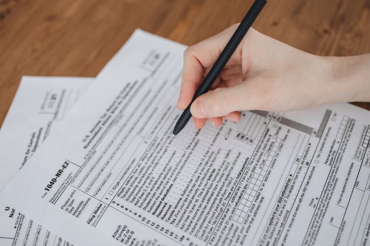 Gap cover buying checklist for South Africa Filling in a form with pen